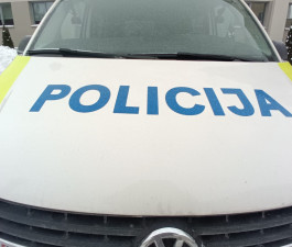 Valsts policijas automašīnas kapots ar zilu uzrakstu POLICIJA